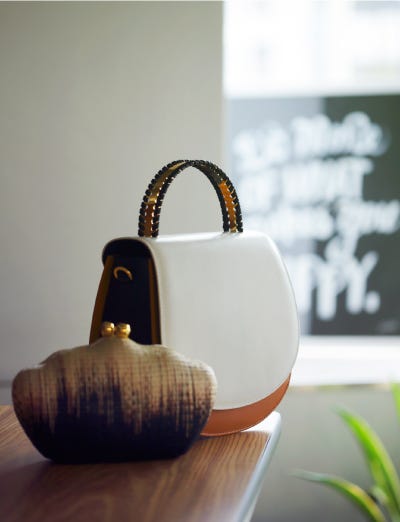 (手前から)クラッチバッグ ¥25,000/SERPUI、バッグ ¥69,000/MARY AL TERNA(C)TOPLOG