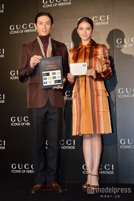 武井咲（右）と伊勢谷友介（左）