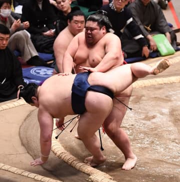 大相撲 合計84歳の元関取対決、鳰の湖が初日「ああいう人に勝てたのは感慨ぶかい」