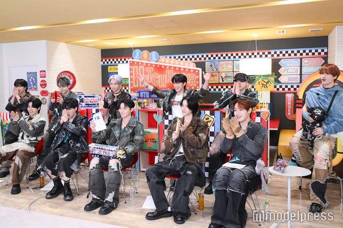 チャート1位を祝うJO1(C)モデルプレス