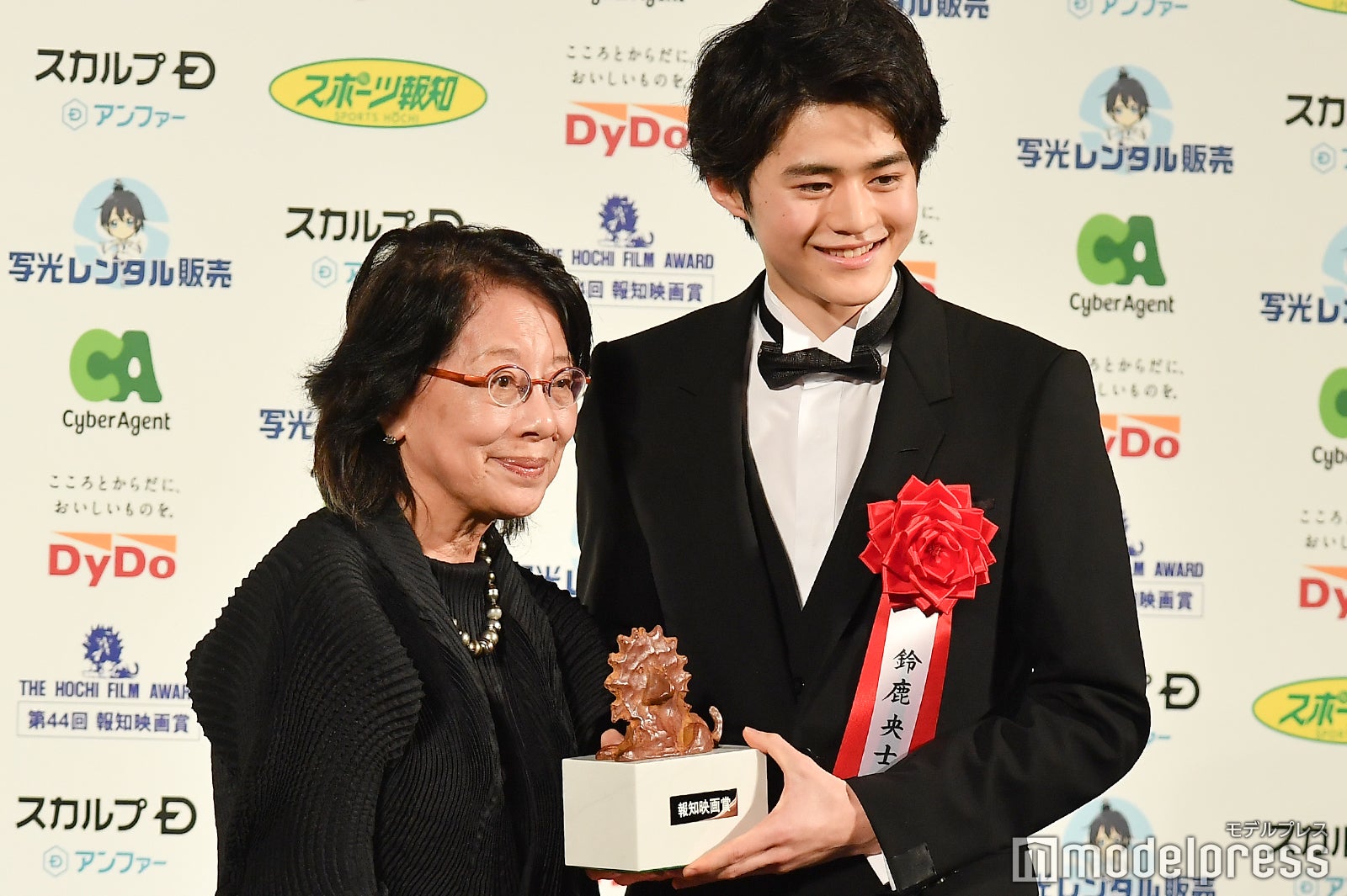 （右）鈴鹿央士（C）モデルプレス