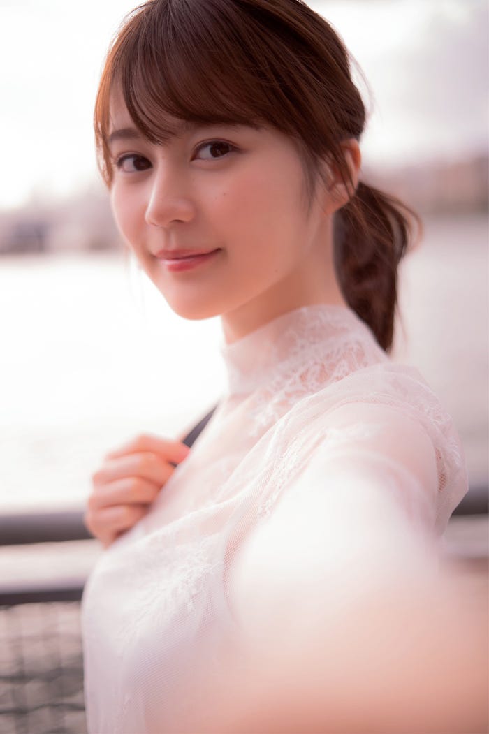 NYのイーストリバー沿いを歩く生田絵梨花/セカンド写真集『インターミッション』(講談社)表紙:撮影/中村和孝