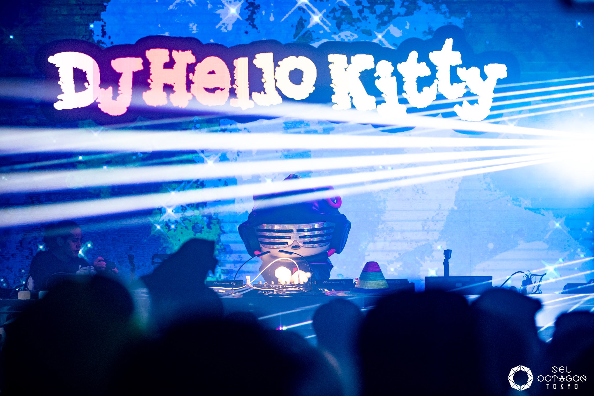 DJハローキティ（提供写真）
（C）’76,’19 SANRIO APPROVAL No.P1111051