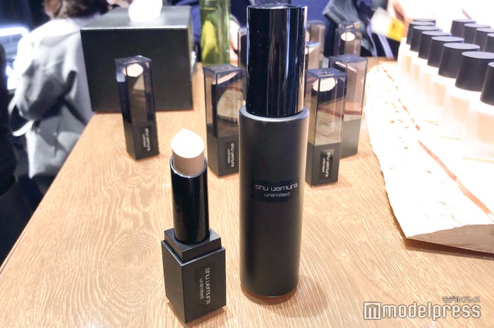 (画面左から)アンリミテッド ファンデーション スティック、アンリミテッド メイクアップ フィックス ミスト(C)モデルプレス