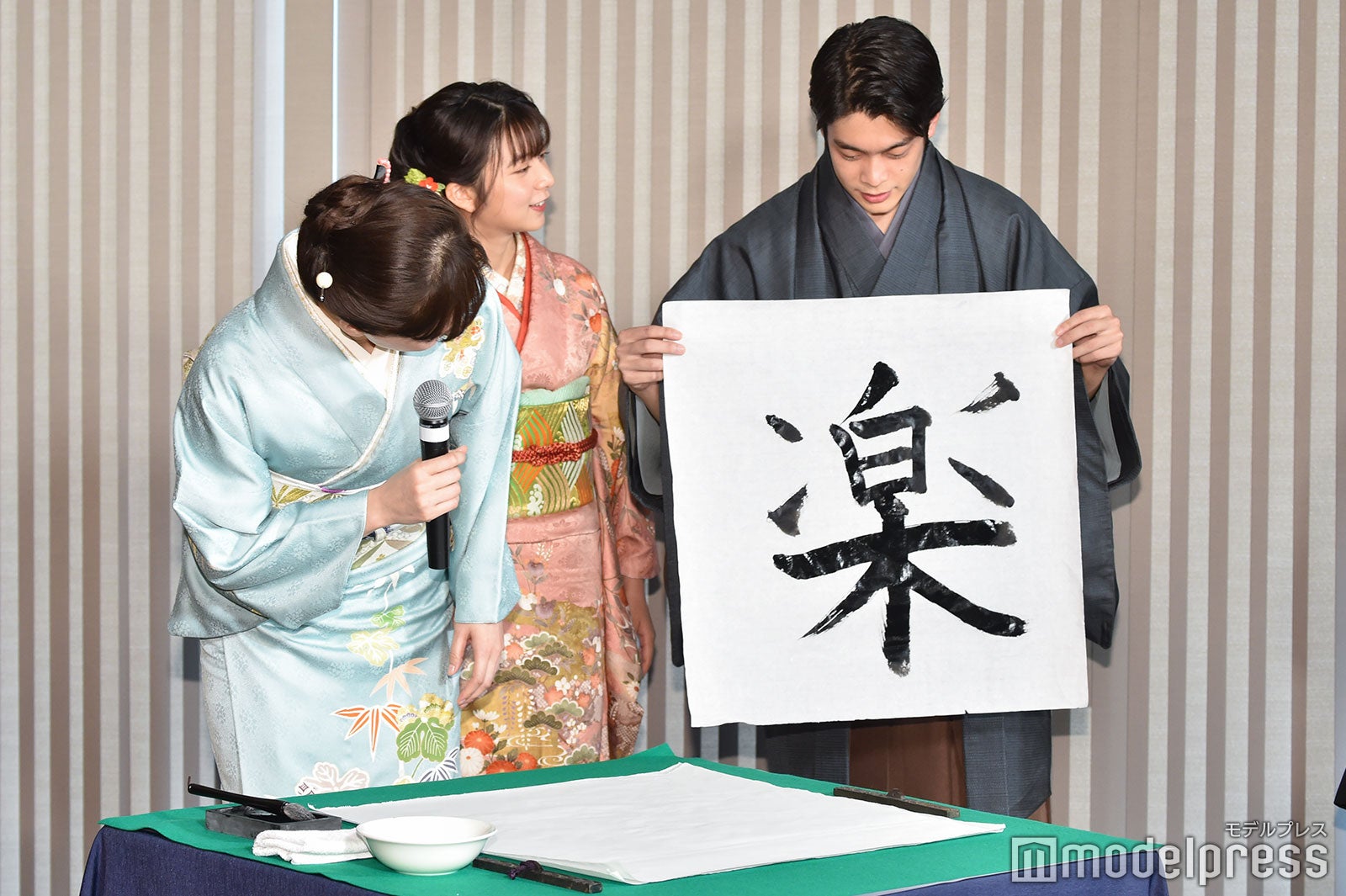 書き初めを披露した綾瀬はるか （C）モデルプレス