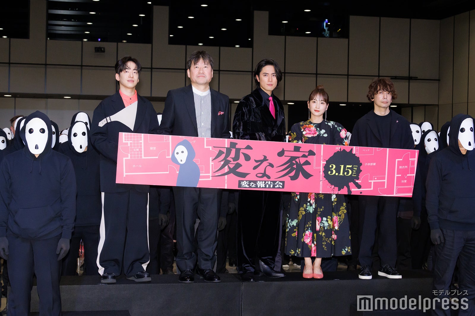 （左から）DJ松永、佐藤二朗、間宮祥太朗、川栄李奈、石川淳一監督（C）モデルプレス