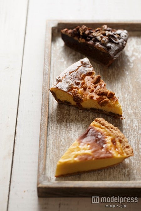 「焼きっぱなしのタルト」（上から）ブラウニー、タルトフロマージュ、フラン