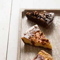 「焼きっぱなしのタルト」(上から)ブラウニー、タルトフロマージュ、フラン