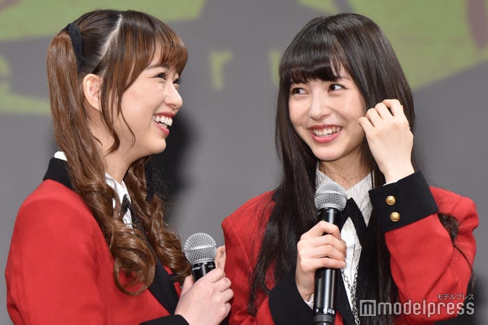 イチャつく森川葵、浜辺美波 (C)モデルプレス