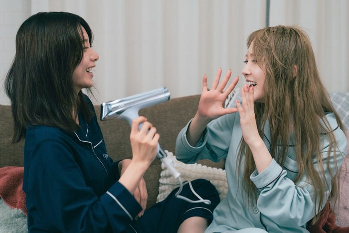 森カンナ、加藤史帆(C)「彩香ちゃんは弘子先輩に恋してる 2nd Stage」製作委員会・MBS/第5話より