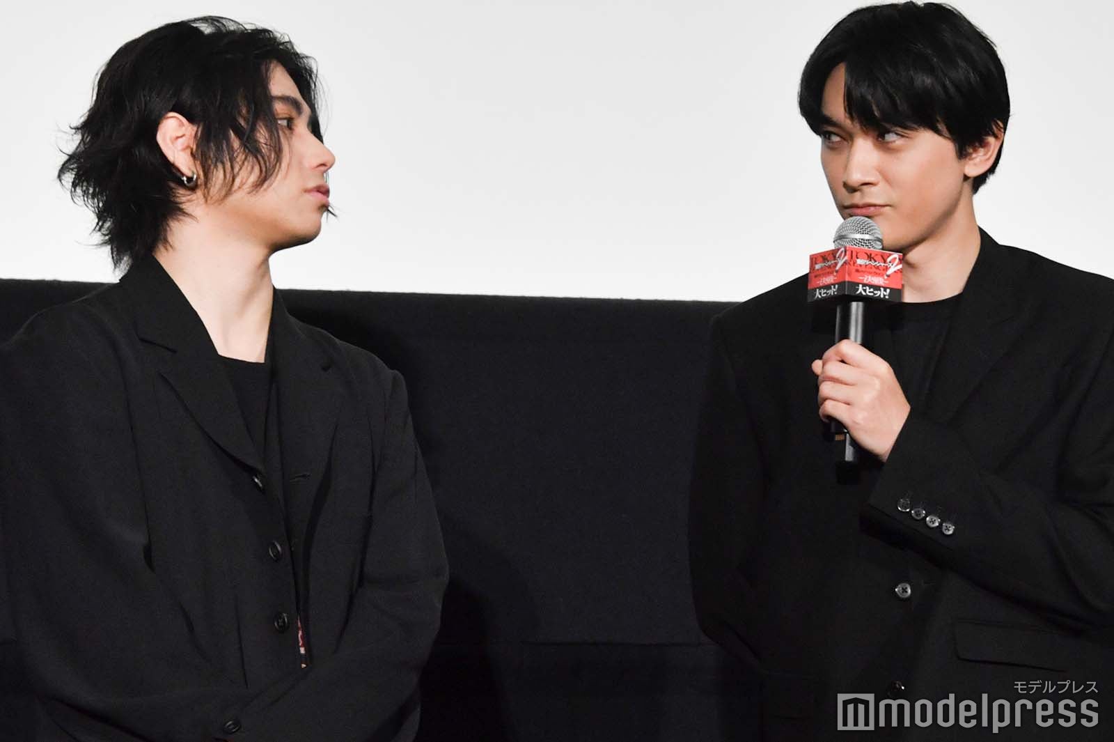 にらみ合う村上虹郎、吉沢亮（C）モデルプレス