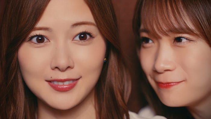 白石麻衣、秋元真夏(C)乃木坂46LLC