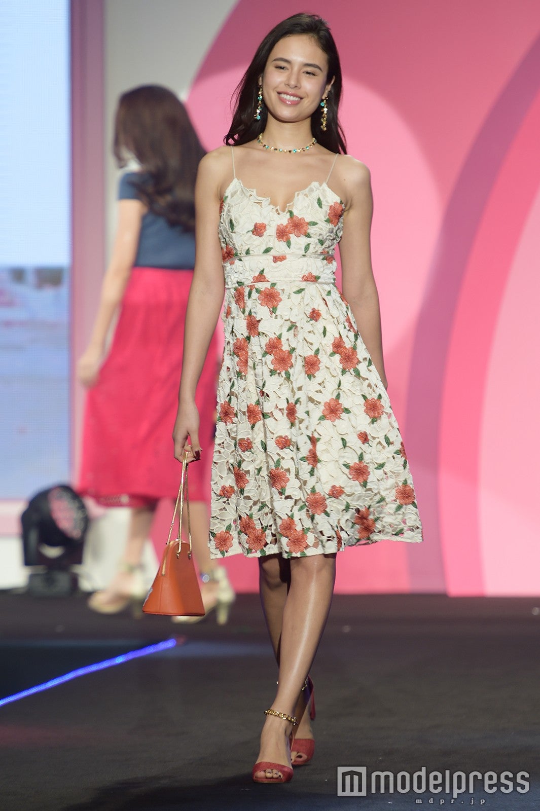 大屋夏南の肌見せにドキッ “SEXYガーリー”な夏先取りコーデでランウェイ