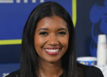 「彼女をコーチに」 ドジャースの美しきリポーター スタジアムで打撃披露 会心の当たりに大喜び SNS「粉砕した！」「ナイスバッティング」と称賛