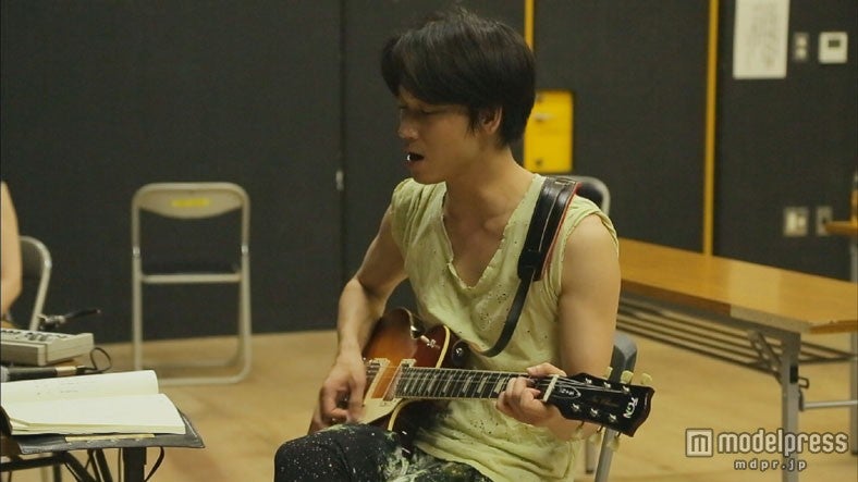 舞台に向けてギターの稽古をする綾野剛