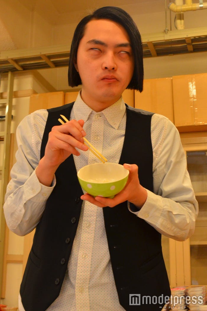 美味しすぎて白目になるピスタチオ小澤(C)モデルプレス