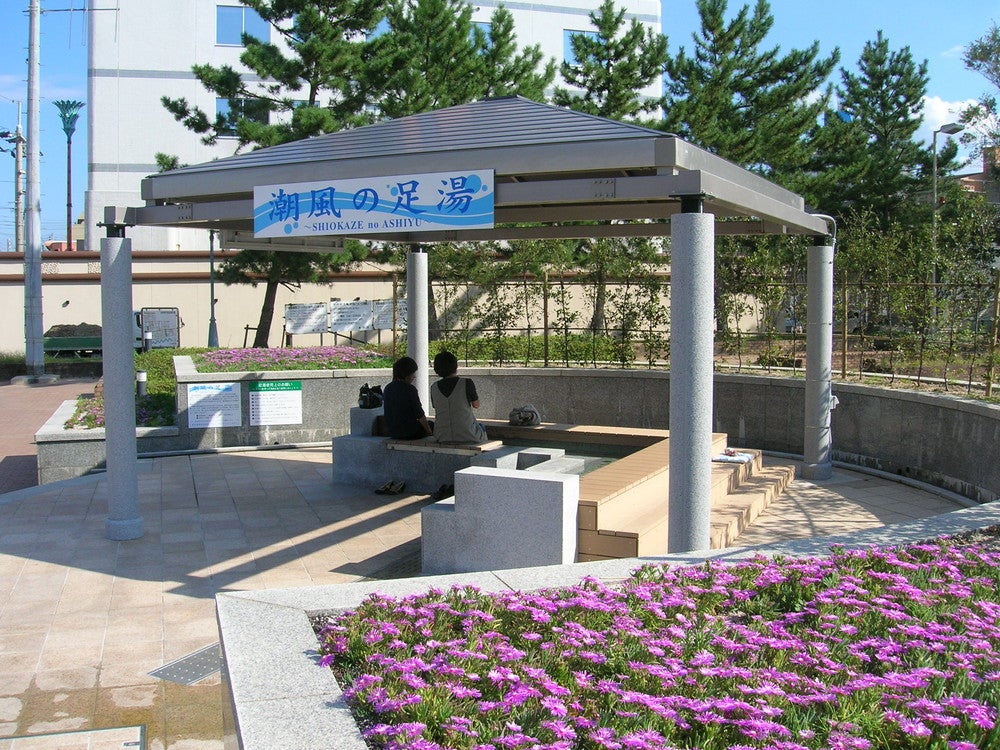 日本海を見ながら入れる「潮風の足湯」。こちらも無料です。（提供画像）