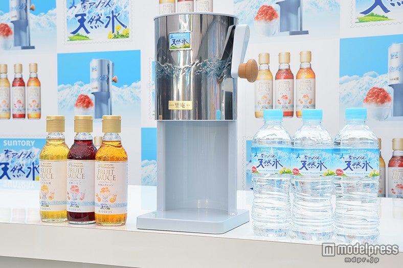 6月30日より販売される「プレミアムフルーツソース」と「サントリー天然水かき氷サーバー」