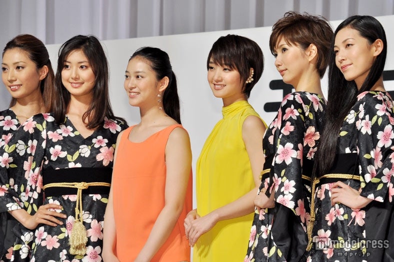 武井咲（中央左）、剛力彩芽（中央右）