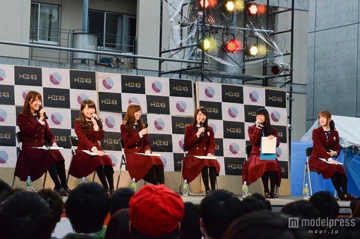 乃木坂46/左より:衛藤美彩、秋元真夏、白石麻衣、高山一実、深川麻衣、松村沙友理