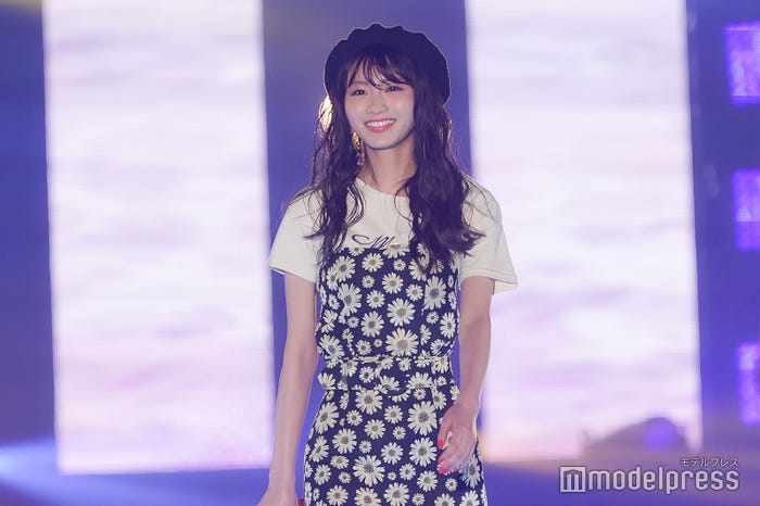 岡崎紗絵「花柄のセットアップがまず目を引くので足元もそれに負けないような色の濃いソックスを合わせているところがポイント」 (C)モデルプレス