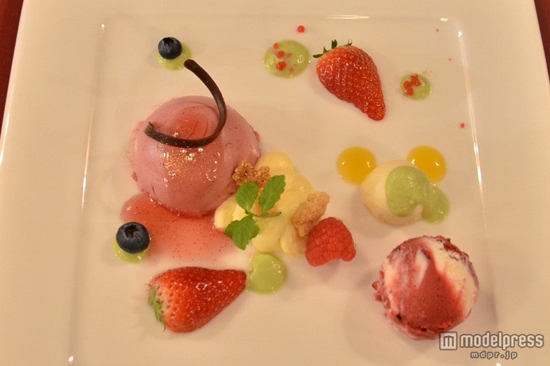 「ミックスベリームースとホワイトチョコレートムース　カシスアイスクリーム添え」