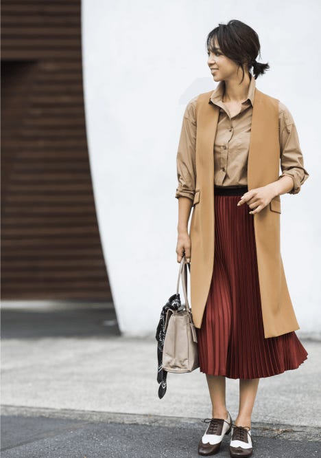 ロングジレ¥20,000/シップス(シップス 渋谷店) キャメルシャツ¥8,000/スローブ イエナ(スローブ イエナ 渋谷店) プリーツスカート¥35,000/サーカス(シップス 渋谷店)(C)TOPLOG