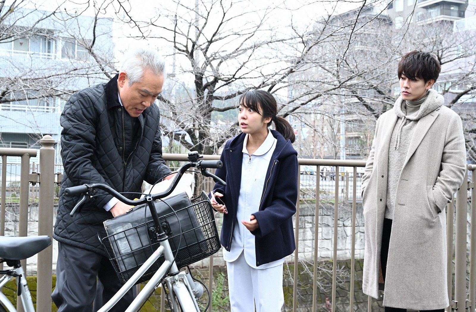 モロ師岡、上白石萌音、佐藤健／「恋はつづくよどこまでも」第9話より（C）TBS