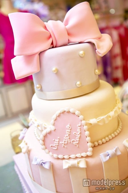 「Oui, Ayano Ruban」のかわいいケーキもディスプレイ