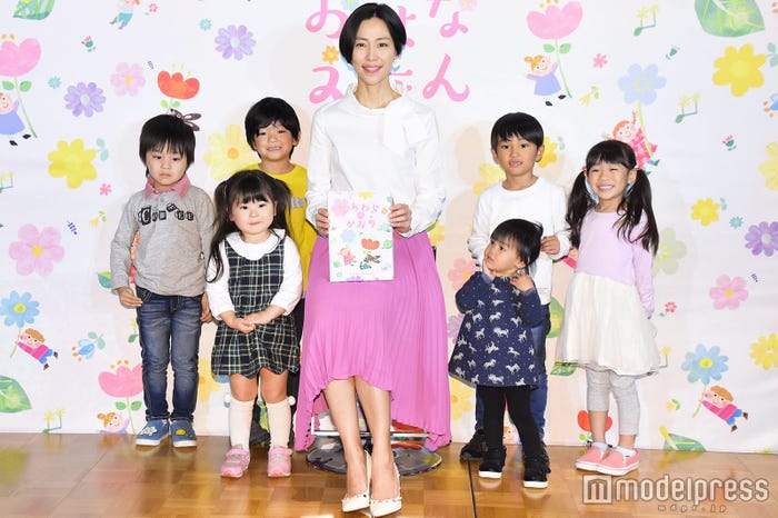 子どもたちと読み聞かせを行った木村佳乃 (C)モデルプレス