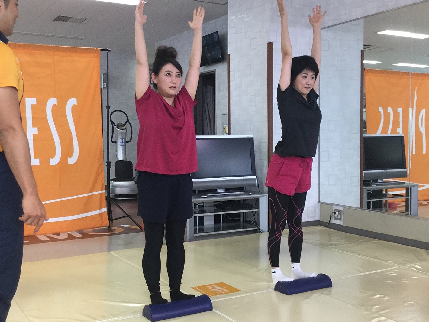 （左）友近 （C）モデルプレス