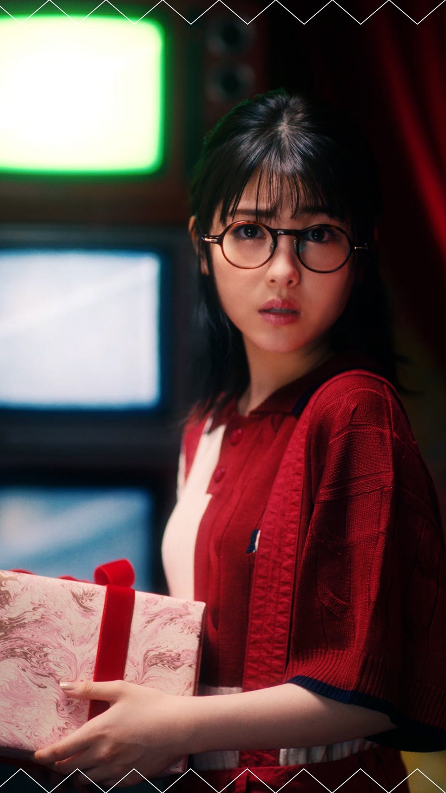 浜辺美波／新WEB動画「痛チョコ」篇より（提供写真）