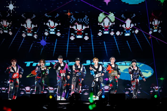 Kis-My-Ft2千賀健永が手掛けた衣装を着こなすTravis Japan(左から)吉澤閑也、松田元太、川島如恵留、宮近海斗、七五三掛龍也、中村海人、松倉海斗(提供写真)