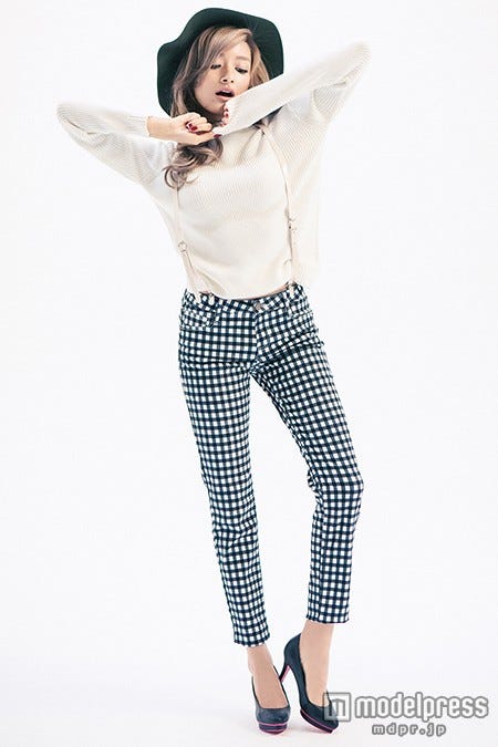 スキニーパンツで美脚際立つ