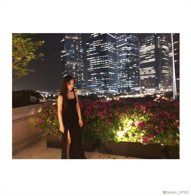 板野友美、スリットワンピで美脚チラリ「色気すごい」と反響