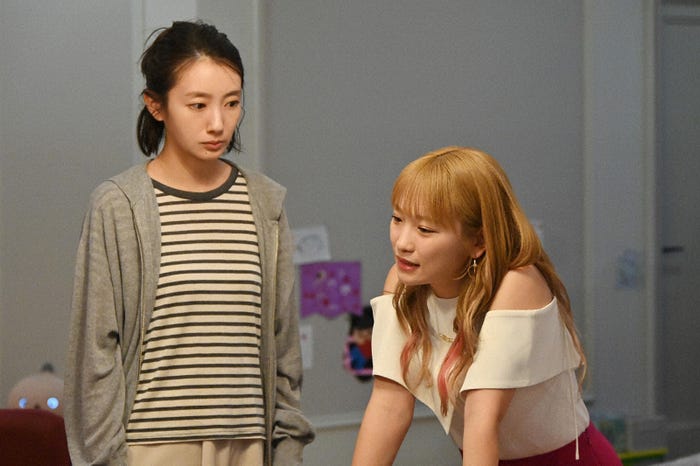 波瑠、川栄李奈「フェイクマミー」第1話(C)TBS