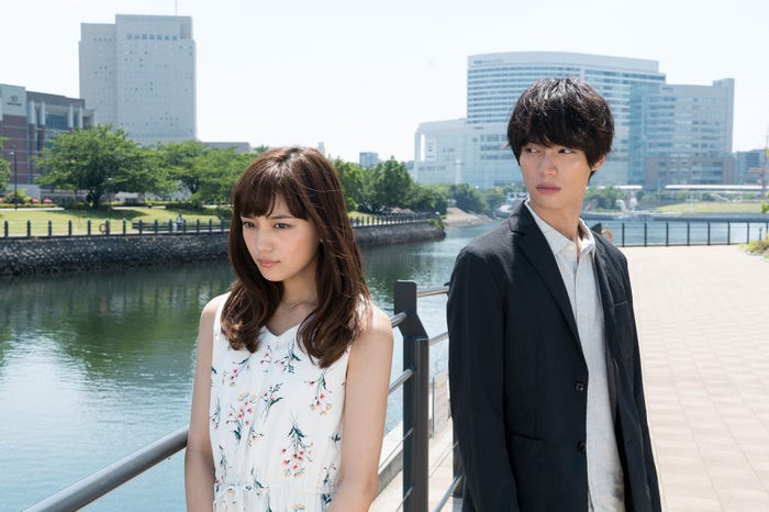 福士蒼汰、川口春奈/「愛してたって、秘密はある。」第1話より(画像提供:日本テレビ)