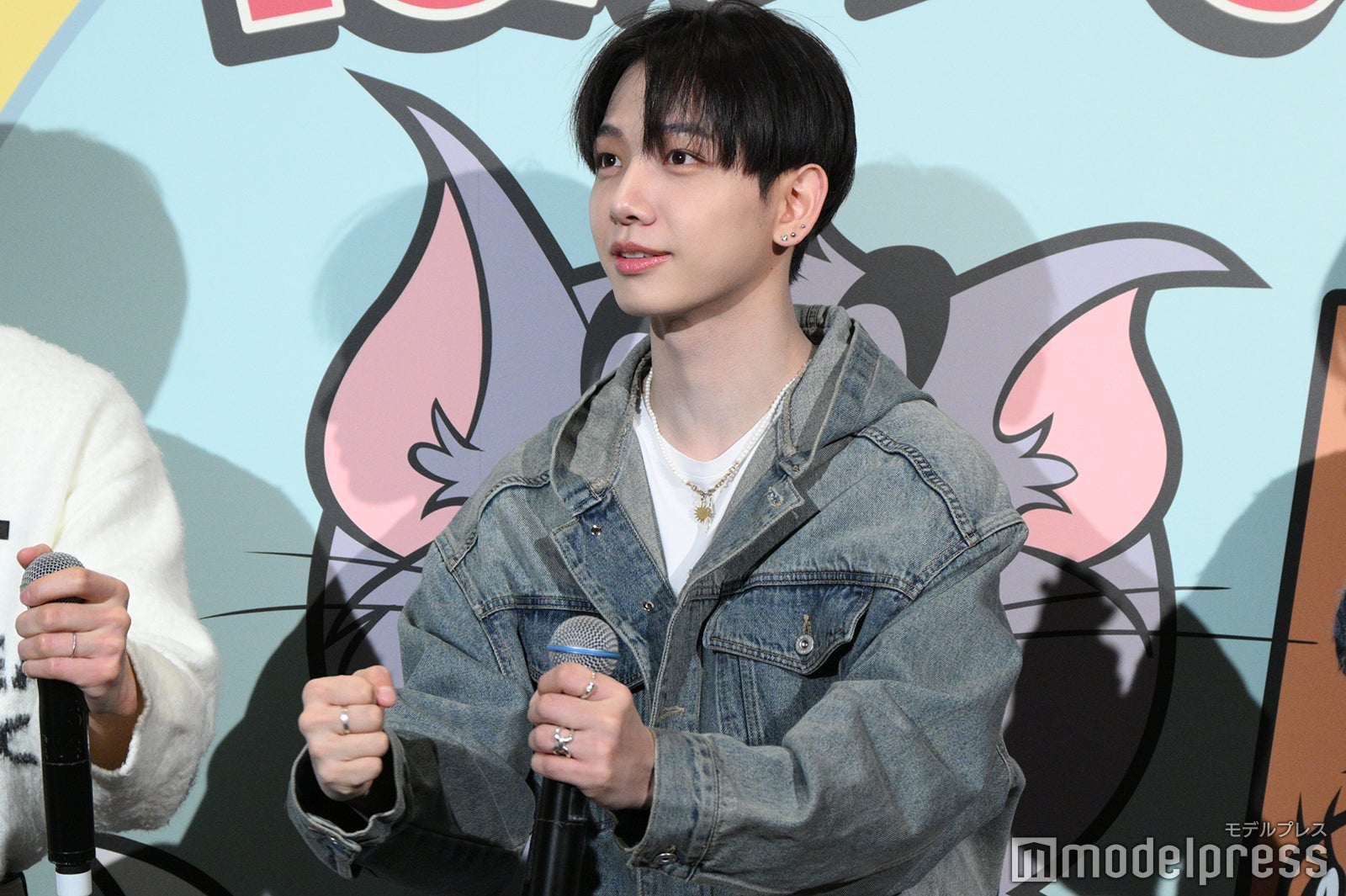 ノリノリでファイティングポーズしたJAEHYUN（ジェヒョン）（C）モデルプレス