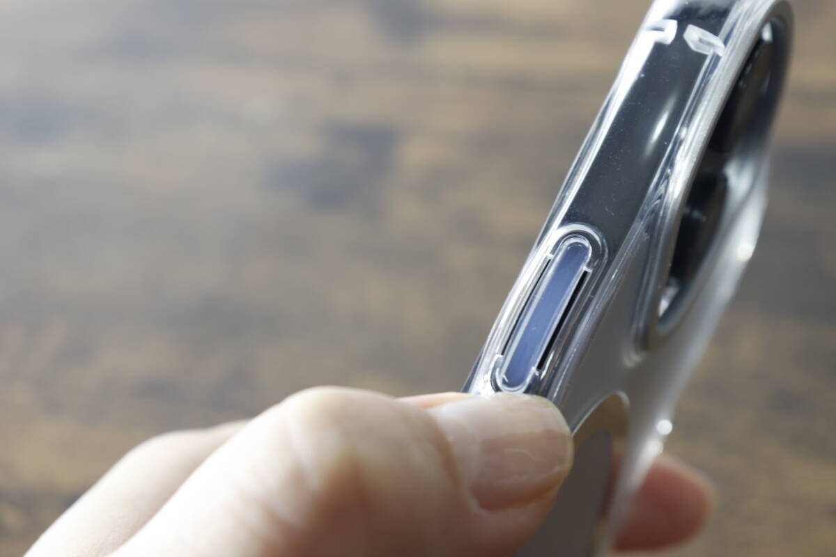 クリアケースの側面にある電源ボタン部分のアップ