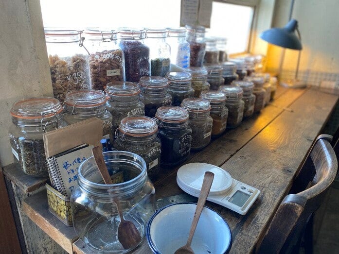 店内の一角には、スパイス・ナッツ・ドライフルーツ・お茶などの量り売りコーナーが。容器は要持参