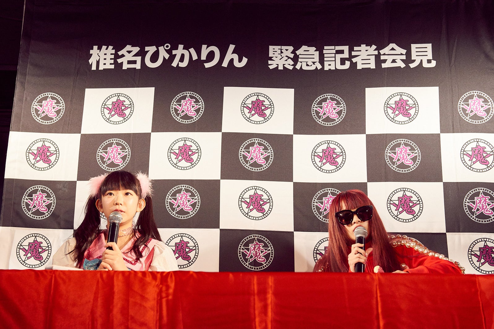 （左から）長澤茉里奈、椎名ひかり／記者会見の様子（提供写真）