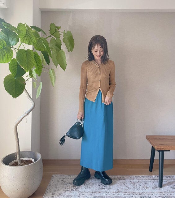 ユニクロ　バズリニット　細見え　カラースカートコーデ　全身