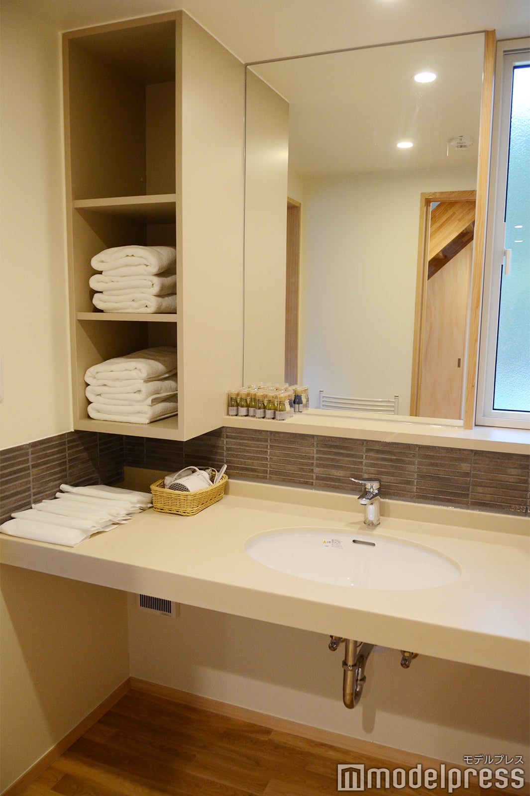 広々したバスルーム、女子旅の必需品・ドライヤーもあり（C）モデルプレス