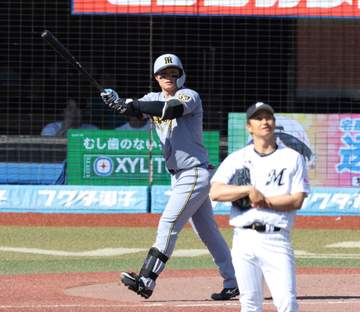 阪神 森下翔太がキャリア初の2打席連発！上空8メートルの強風も関係なし衝撃の141.4メートルの超特大弾 2差に広げられた佐藤輝に1試合2発で追いつく