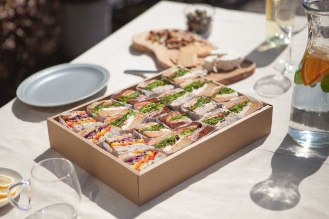 ヘルシー&ボリュームたっぷりのサンドイッチ※写真はパーティーボックス／画像提供：KITCHEN＆ COMPANY LTD.