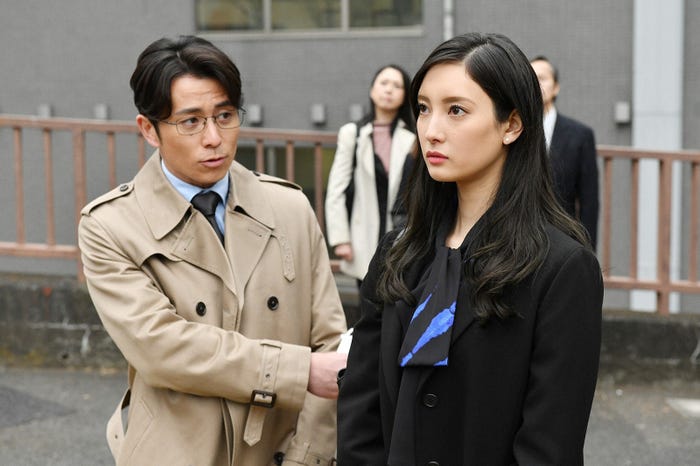 藤森慎吾、菜々緒/「インハンド」第1話より(C)TBS
