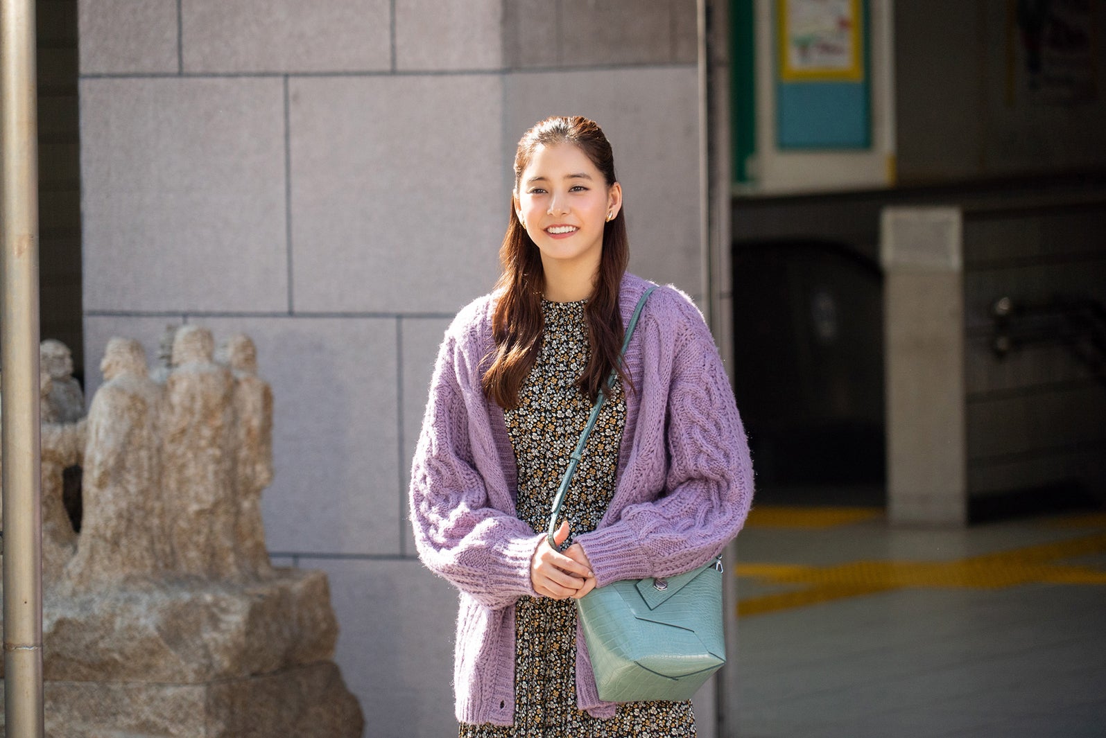 ピンク系のチークをつけたデートメイクの新木優子／「モトカレマニア」より（C）フジテレビ