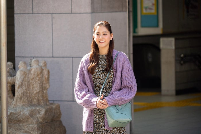 ピンク系のチークをつけたデートメイクの新木優子／「モトカレマニア」より（C）フジテレビ<br />