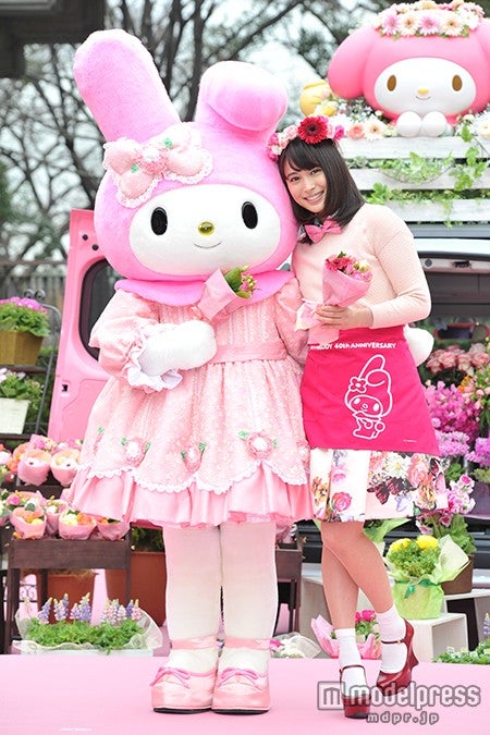 マイメロディとの2ショットに笑顔の広瀬アリス