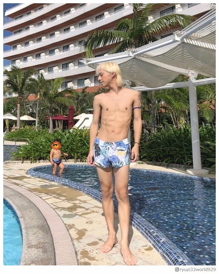 りゅうちぇる、シックスパックの腹筋公開「板チョコみたい」「カッコよすぎ」と視線集中